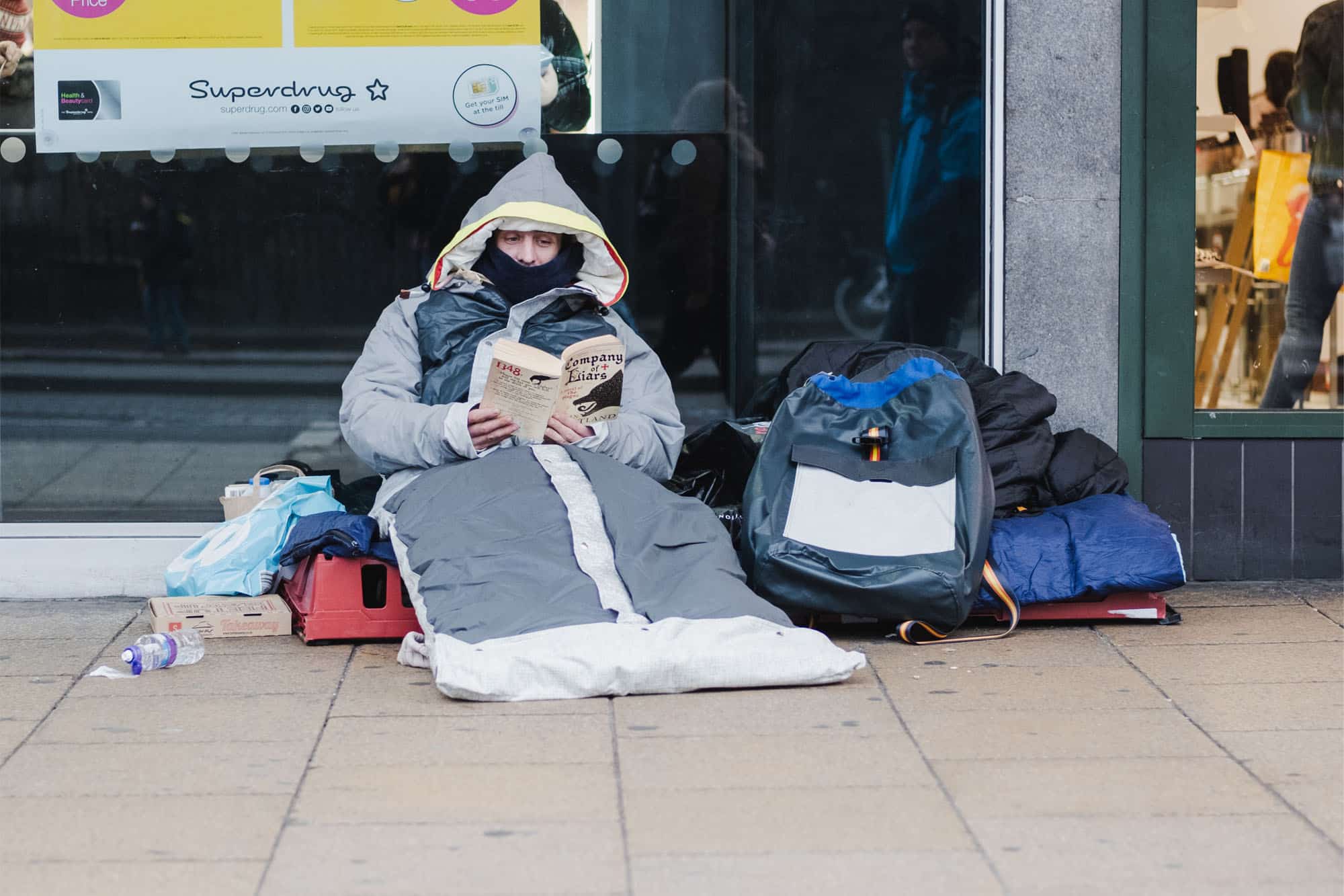 Obdachloser Mann im Sheltersuit