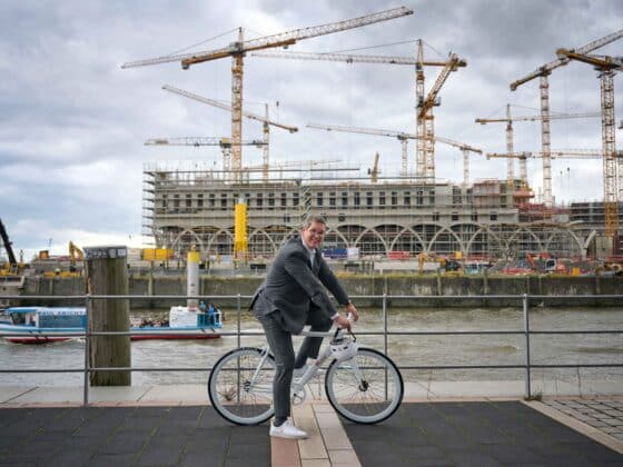 Fahrradfahre ohne Helm vor Baustelle Überseequartier